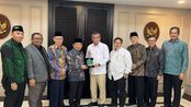 Ketua Umum PB Mathla'ul Anwar KH. Jazuli memberikan cendramata kepada Menteri Tenaga Kerja Prof. Yassierli Didampingi ketua Majlis Anamah KH.Embay dan beberapa Pengurus lainnya.
