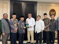 Ketua Umum PB Mathla'ul Anwar KH. Jazuli memberikan cendramata kepada Menteri Tenaga Kerja Prof. Yassierli Didampingi ketua Majlis Anamah KH.Embay dan beberapa Pengurus lainnya.