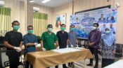 Petugas Sunatan Masal Gratis UPT Puskesmas Carenang Sedang Melakukan Brifing dan Doa Bersama Sebelum acara di Mulai, Di pimpin Langsung oleh kepala UPT Puskesmas Carenang dan Dokter Rifki selaku Penanggung Jawab.