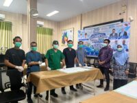 Petugas Sunatan Masal Gratis UPT Puskesmas Carenang Sedang Melakukan Brifing dan Doa Bersama Sebelum acara di Mulai, Di pimpin Langsung oleh kepala UPT Puskesmas Carenang dan Dokter Rifki selaku Penanggung Jawab.